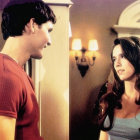 Na střední škole právě probíhá večírek na rozloučenou s čerstvými absolventy - čas jako stvořený pro náležitou pompu i přemítání o budoucnosti. Maturanti se však rozhodnou pro dnešek soustředit na důležitější věci: lásku, pomstu a rokenrol.