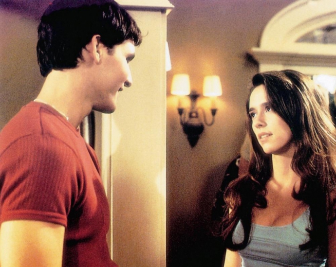 Na střední škole právě probíhá večírek na rozloučenou s čerstvými absolventy - čas jako stvořený pro náležitou pompu i přemítání o budoucnosti. Maturanti se však rozhodnou pro dnešek soustředit na důležitější věci: lásku, pomstu a rokenrol.