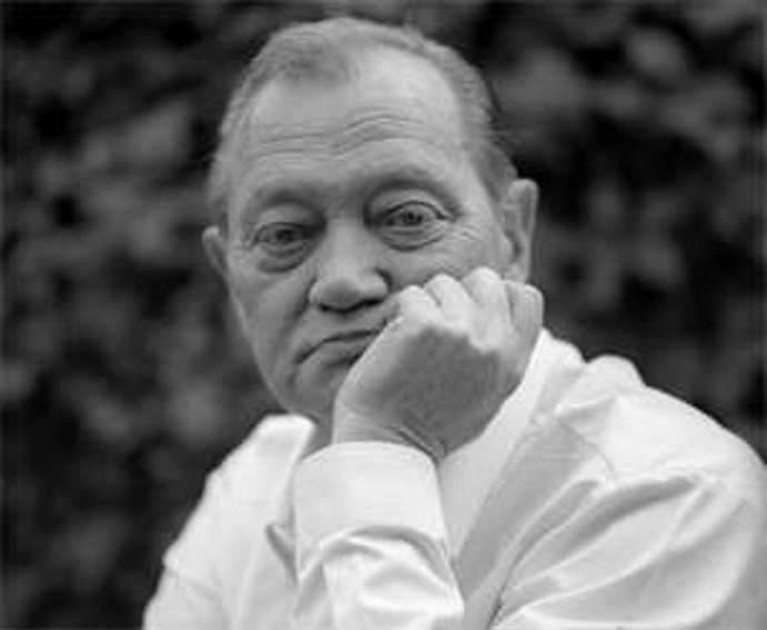 Rudolf Hrušínský starší byl český herec. Kromě toho působil jako divadelní a filmový režisér, je rovněž autorem jedné detektivní divadelní hry První případ z roku 1944, počátkem 90. let krátce zasedal jako poslanec Sněmovny lidu Federálního shromáždění.