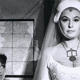 Poté byla přijata na Státní konzervatoř v Praze (1945–1948), absolvovala však již na nově vzniklé DAMU.