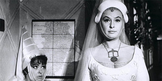 Poté byla přijata na Státní konzervatoř v Praze (1945–1948), absolvovala však již na nově vzniklé DAMU.