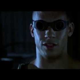  Riddick má uměle modifikované oči, díky kterým vidí ve tmě, ale zároveň je citlivý na silné světlo. Proto za dne nosí tmavé brýle. Kvůli modifikaci se mu na světle oči lesknou podobně jako kočce.