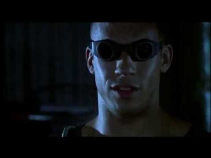  Riddick má uměle modifikované oči, díky kterým vidí ve tmě, ale zároveň je citlivý na silné světlo. Proto za dne nosí tmavé brýle. Kvůli modifikaci se mu na světle oči lesknou podobně jako kočce.