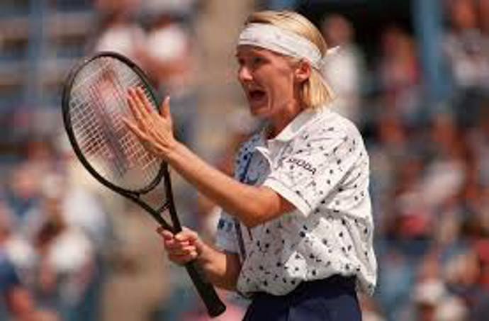 Z 12 grandslamů vyhraných v ženské čtyřhře zvítězila čtyřikrát ve Wimbledonu, třikrát na French Open, třikrát na US Open a dvakrát na Australian Open.