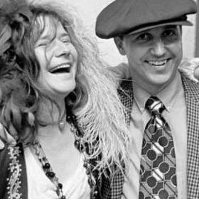 Od mládí se odlišovala svým nevázaným chováním od přísně maloměstského prostředí svého rodného města. Prožila nepříliš šťastné dětství, kdy trpěla především pro svůj odlišný vzhled a nedostatek respektu ostatních spolužáků.