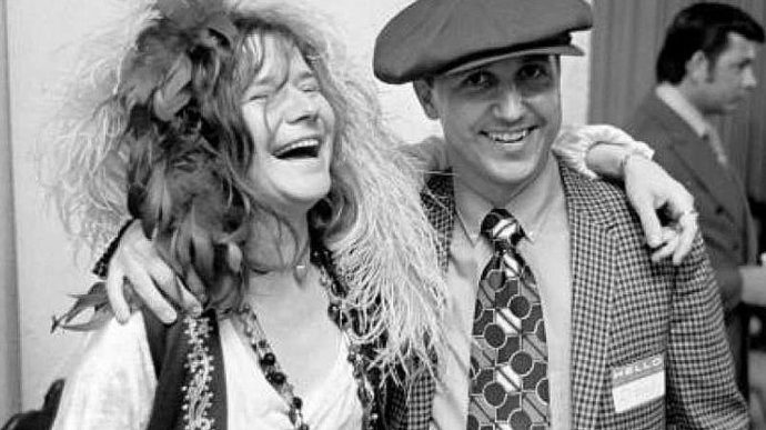 Od mládí se odlišovala svým nevázaným chováním od přísně maloměstského prostředí svého rodného města. Prožila nepříliš šťastné dětství, kdy trpěla především pro svůj odlišný vzhled a nedostatek respektu ostatních spolužáků.