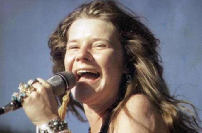 Postupně ji začal přitahovat svět populární hudby. Od mládí obdivovala bluesovou zpěvačku Bessie Smith, „císařovnu blues“, které se chtěla sama svým muzikantským projevem vyrovnat. 