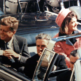 Jen pár okamžiků před smrtí. Za chvíli přiletí osudná kulka.