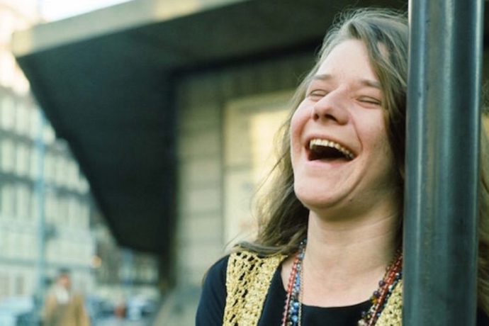 Přijala však zároveň způsob života, který praktikovala valná část představitelů a představitelek této hudební scény a který vešel do historie pod heslem drogy, sex a rock 'n' roll. 