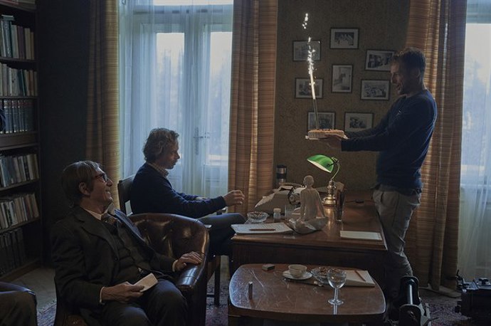 Film scenáristy a režiséra Slávka Horáka se snaží zachytit události v životě Václava Havla od roku 1968, kdy byl mladým úspěšným dramatikem, přes vpád vojsk Varšavské smlouvy a období, kdy se jako zakázaný autor stáhl do ústraní na chalupu u Trutnova. Snímek se zabývá také vztahem Havla s jeho první manželkou Olgou a sleduje jeho souboj s tehdejším vládnoucím režimem až k přelomovým událostem roku 1989.