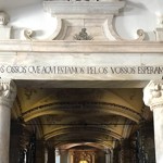 Morbidní nápis na portálu kaple v překladu znamená: My kosti zde přítomné, čekáme na ty Vaše.