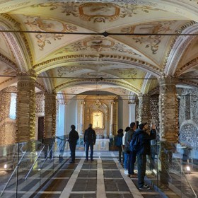 Nachází se tu však mrazivá památka - kostnice (Capela dos Ossos). Najdete ji hned vedle vchodu do évorského kostela sv. Františka. 