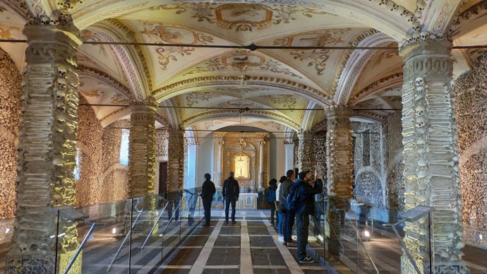 Nachází se tu však mrazivá památka - kostnice (Capela dos Ossos). Najdete ji hned vedle vchodu do évorského kostela sv. Františka. 