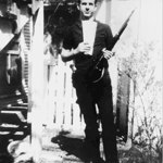 Lee Harvey Oswald, milovník zbraní a odpůrce prezidenta Kennedyho.