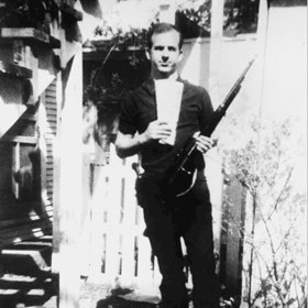 Lee Harvey Oswald, milovník zbraní a odpůrce prezidenta Kennedyho.