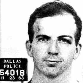 Lee Harvey Oswald - právě on prezidenta Kennedyho zastřelil.