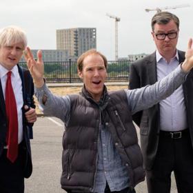 Snímek Brexit zkoumá, jak moderní techniky kampaní řízených daty přispěly k jednomu z nejméně očekávaných, nanejvýš napjatých a také nejkontroverznějších rozhodnutí v moderní politické historii.