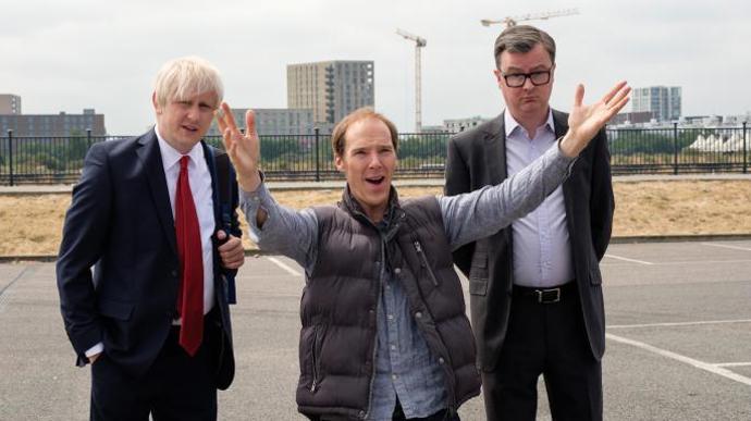 Snímek Brexit zkoumá, jak moderní techniky kampaní řízených daty přispěly k jednomu z nejméně očekávaných, nanejvýš napjatých a také nejkontroverznějších rozhodnutí v moderní politické historii.