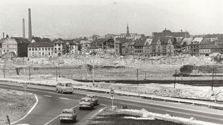 Dobová fotografie z demoličních prací historického centra města Most.