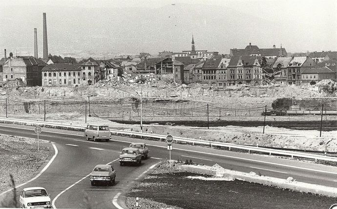 Město Most bylo srovnáno se zemí tak, jak Kelley chtěl.