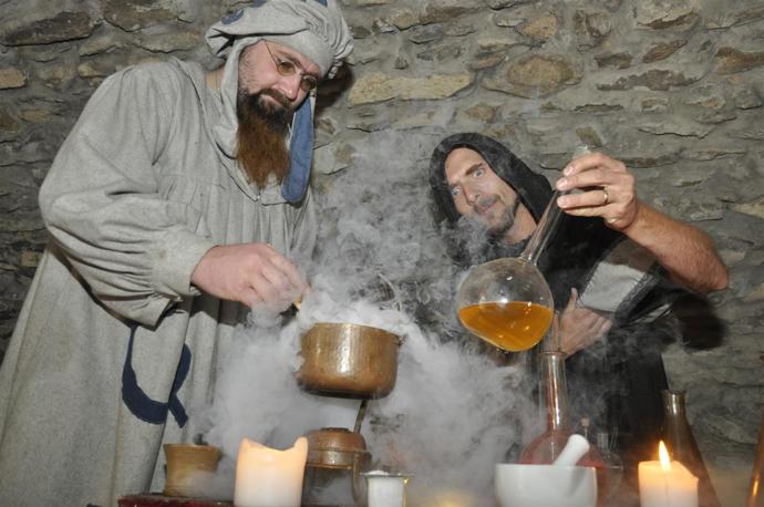 Alchymistická dílna na Hněvíně čas od času pěkně ožije! Fotka pochází ze Dne magistra Kelleyho z roku 2014.