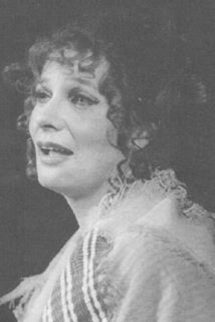 Po absolutoriu školy v roce 1930 vystupovala na různých operních i operetních scénách, nejprve hrála zpívala v Ostravě (1931 – 1932), poté v Plzni (1932 – 1934), od roku 1935 až do konce svého života působila v Praze.