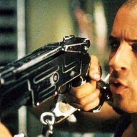 Při průletu kolem komety ocasní oblak úlomků protrhne trup lodi a zabíjí kapitána, který je doposud v kryostázi. Ze stáze se probere co-pilotka Carolyn Fry a navigátor Greg Owens. 