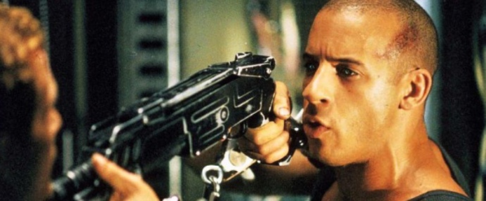 Při průletu kolem komety ocasní oblak úlomků protrhne trup lodi a zabíjí kapitána, který je doposud v kryostázi. Ze stáze se probere co-pilotka Carolyn Fry a navigátor Greg Owens. 