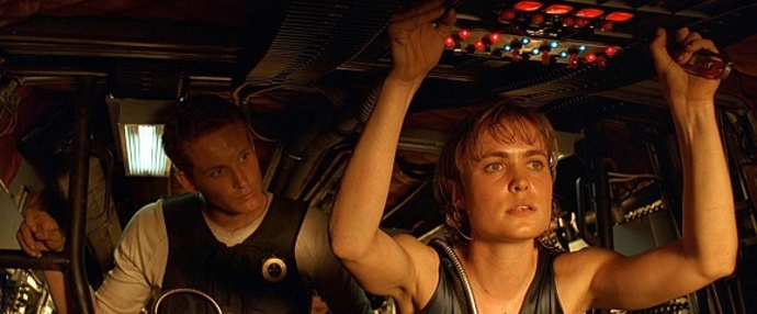 Nakonec se jim podaří odletět z planety. Na orbitě jim Riddick ještě řekne, aby případným lovcům pověděli, že Riddick zemřel dole na planetě. Naberou kurz do Nové Mekky.