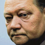 Už jeho narození předurčilo budoucí životní dráhu: narodil se přímo na divadelních prknech kočovné společnosti svého dědečka Václava Červíčka – Budínského. 