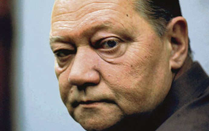 Už jeho narození předurčilo budoucí životní dráhu: narodil se přímo na divadelních prknech kočovné společnosti svého dědečka Václava Červíčka – Budínského. 