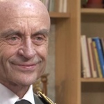 Ve třech letech mu zemřela maminka, po roce se zastřelil jeho otec.