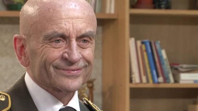 Ve třech letech mu zemřela maminka, po roce se zastřelil jeho otec.