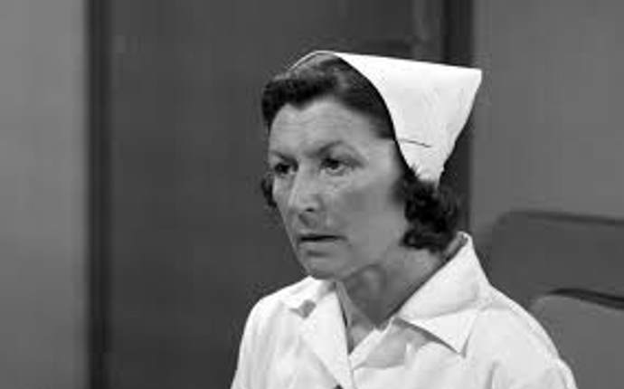 Nina Popelíková byla česká herečka, manželka herce Oty Sklenčky. Po své matce, se kterou se její otec seznámil jakožto československý legionář a vojenský stavitel v ruském Vladivostoku, byla ruské národnosti. 