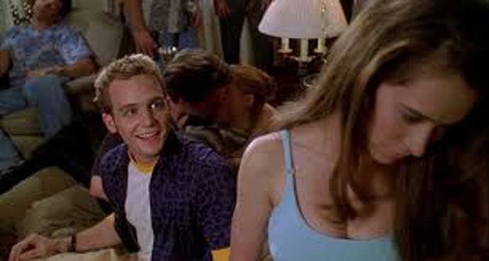 Na střední škole právě probíhá večírek na rozloučenou s čerstvými absolventy - čas jako stvořený pro náležitou pompu i přemítání o budoucnosti. Maturanti se však rozhodnou pro dnešek soustředit na důležitější věci: lásku, pomstu a rokenrol.