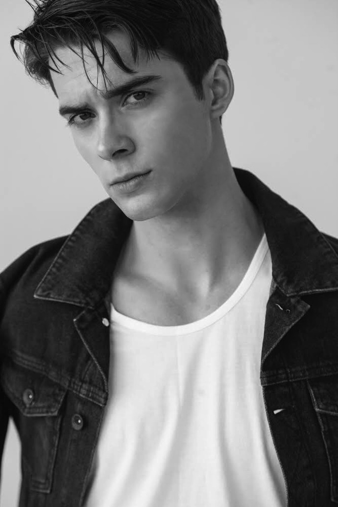 Počátky byly spojeny s finančními problémy, které Vojtěch řešil brigádami a modelingem. V září 2016 se objevil v premiérovém čísle „Muži v Česku“ a v 2017 na webu Vogue Italia.