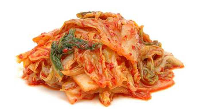 Čínské zelí po korejsku

Suroviny:

1,2kg pekingského zelí nakrájeného na proužky nebo čtverce cca 5 x 5cm
40 g mořské soli
370 g jarních cibulek (nakrájených na 5cm kousky)
49 g čerstvého zázvoru ( cca 9cm )nastrouhaného najemno 
10 stroužků česneku utřeného nebo rozmačkaného
30 g jemného korejského chilli koření nebo jiného chilli koření
1,5 lžičky krupicového cukru

Postup:

Ve sklenici rozpusťte ve 2 litrech studené vody 30g soli. Zelí nasypte do nejméně 2,5 litrové nádoby z inertního materiálu (sklo, porcelán , kamenina apod.)

Zalijte osolenou vodou tak aby bylo ponořené. Zatižte talířem a nechte stát při pokojové teplotě, aby začalo pomalu kvasit. Bylo psáno 12 hodin, ale nechala jsem den a půl. Mají se začít objevovat v tekutině bublinky a zelí mírně zkysne, čehož jsem docílila až za uvedenou dobu.

Zelí sceďte a nálev uchovejte.

V míse smíchejte zelí, jarní cibulky, zázvor, česnek, chilli koření, cukr a zbývající sůl.

Přeneste do vymyté sklenice a zalijte lákem až k povrchu zeleniny. Zelenina by se měla zatížit třeba sáčkem s vodou apod. Postavte do místnosti, kde teplota nepřesahuje 20C, aby zfermetovalo (zkvasilo). Trvá 4-6 dnů. Po vykvašení uzavřete a uchovejte v lednici. Vydrží zde i 3 měsíce.