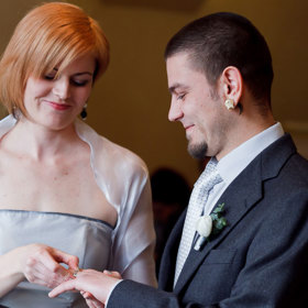 Mladá dvojice čelí odvěkým výzvám, ale také lákadlům a záludnostem života v současném Česku. 