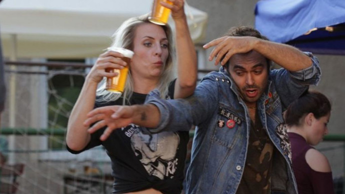 Pak ale Maruška zjistí, že Jiří si má brát Karolínu.