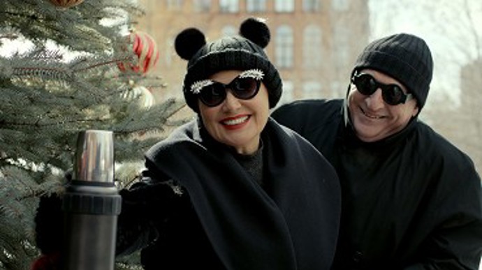 Rodiče dostanou z centrály avízo, že jejich zapomenutá špionská buňka je rozpuštěna a převelena do Paříže. Mají starost, jak dát Tanye vědět, že se jejich působiště mění. Do mise je vyslána Šárka, která zprávu úspěšně předá. 