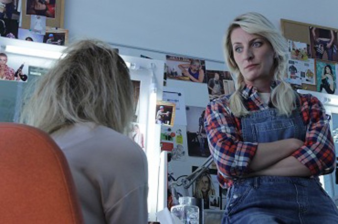 Během pár okamžiků je oběma jasné, že jejich city nejsou minulostí, a skončí spolu v posteli. 