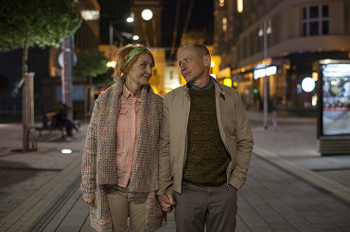 Té to není příliš po chuti, ale je jí už 35 let, je single a má strach, aby jí neujel vlak.