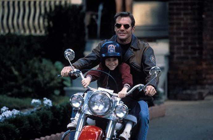 Film Frekvence je strhující thriller s hvězdným obsazením. Tvůrci do snímku umístili podezřele mnoho detailů, které odkazují na budoucí tragickou událost.