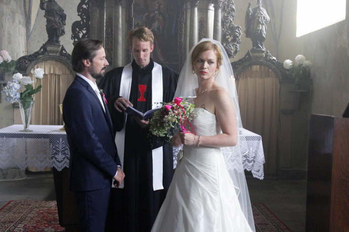 Tentokrát tam ale musí, protože se vdává její sestra Karolína. 