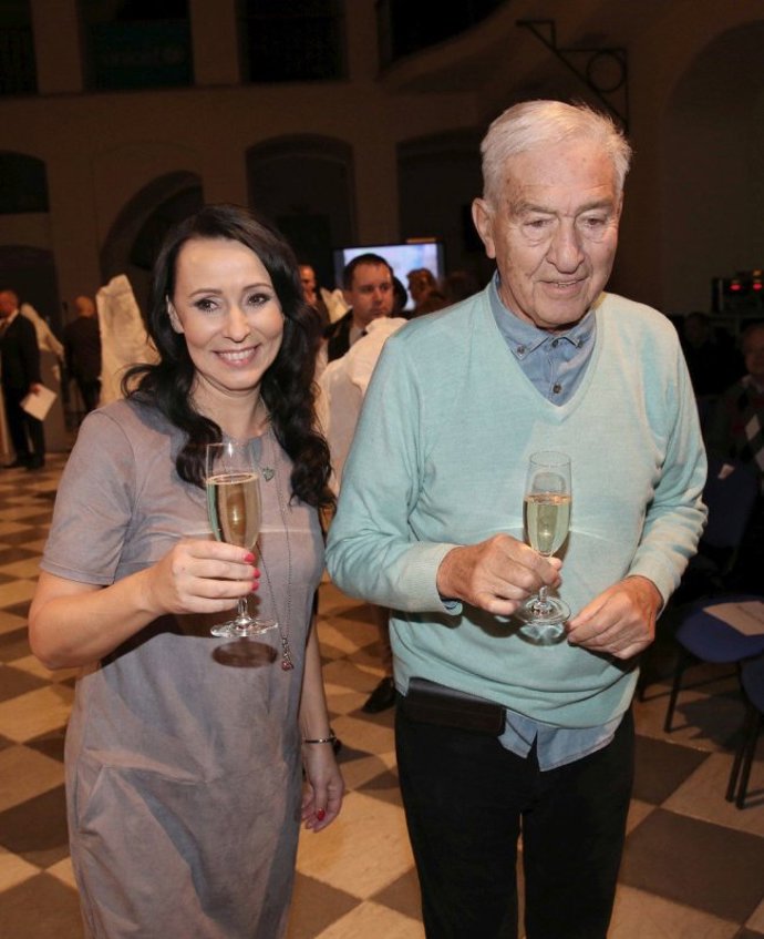 Na TV Barrandov uváděla v roce 2012 eroticky laděný pořad pod názvem Intim Night, v roce 2014 uváděla s Patrikem Hezuckým pořad Nikdo není perfektní. 