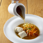 Při nachlazení pijte nejen dostatek tekutin, ale dopřejte si i dva talíře kuřecí polévky denně. Kuřecí polévka zabrání tvorbě hlenu.

