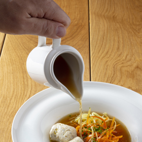 Při nachlazení pijte nejen dostatek tekutin, ale dopřejte si i dva talíře kuřecí polévky denně. Kuřecí polévka zabrání tvorbě hlenu.