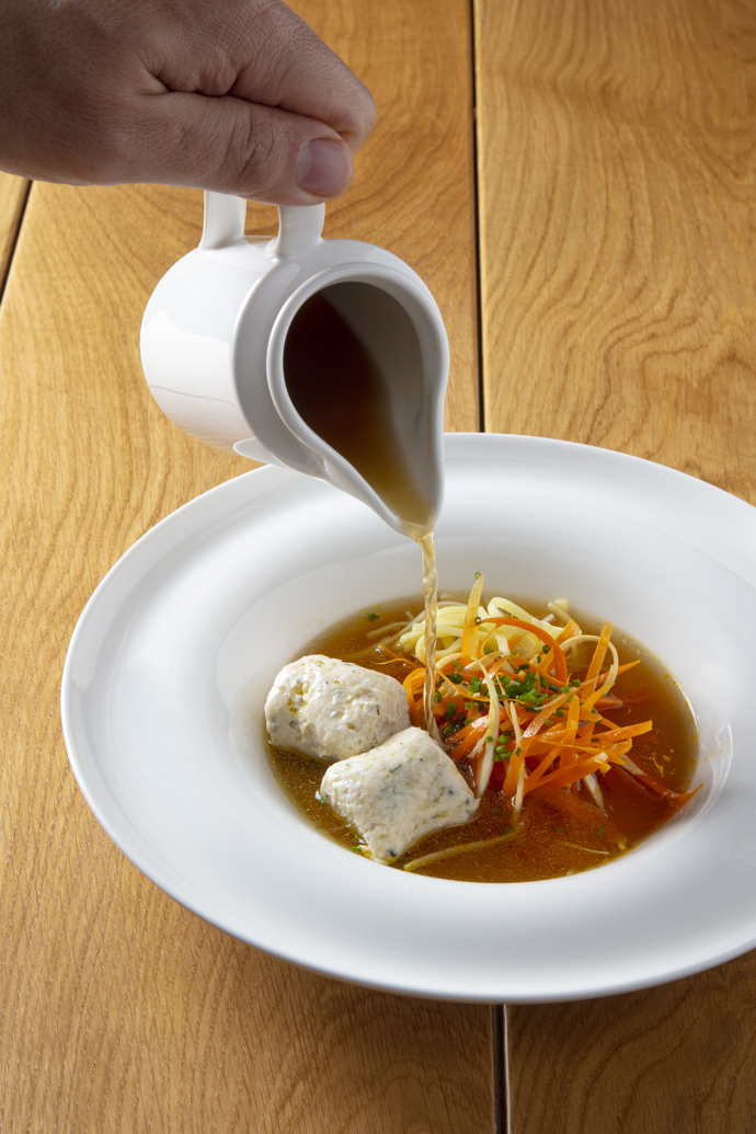 Při nachlazení pijte nejen dostatek tekutin, ale dopřejte si i dva talíře kuřecí polévky denně. Kuřecí polévka zabrání tvorbě hlenu.

