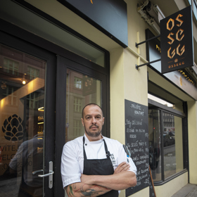 Kuřecí vývar se zeleninou s domácími nudlemi a masovými knedlíčky podle šéfkuchaře Lukáše Holého z pivovarské restaurace OSSEGG
