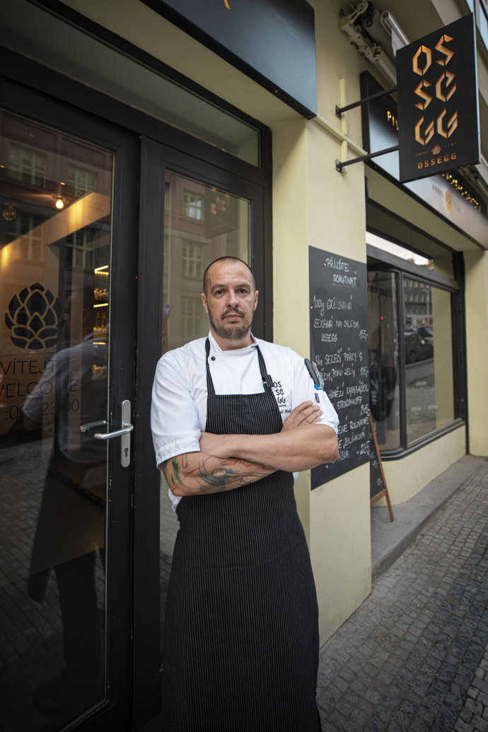 Kuřecí vývar se zeleninou s domácími nudlemi a masovými knedlíčky podle šéfkuchaře Lukáše Holého z pivovarské restaurace OSSEGG
